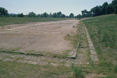 Pista de atletismo y canal de agua, proporcionando refresco para los espectadores, en el estadio